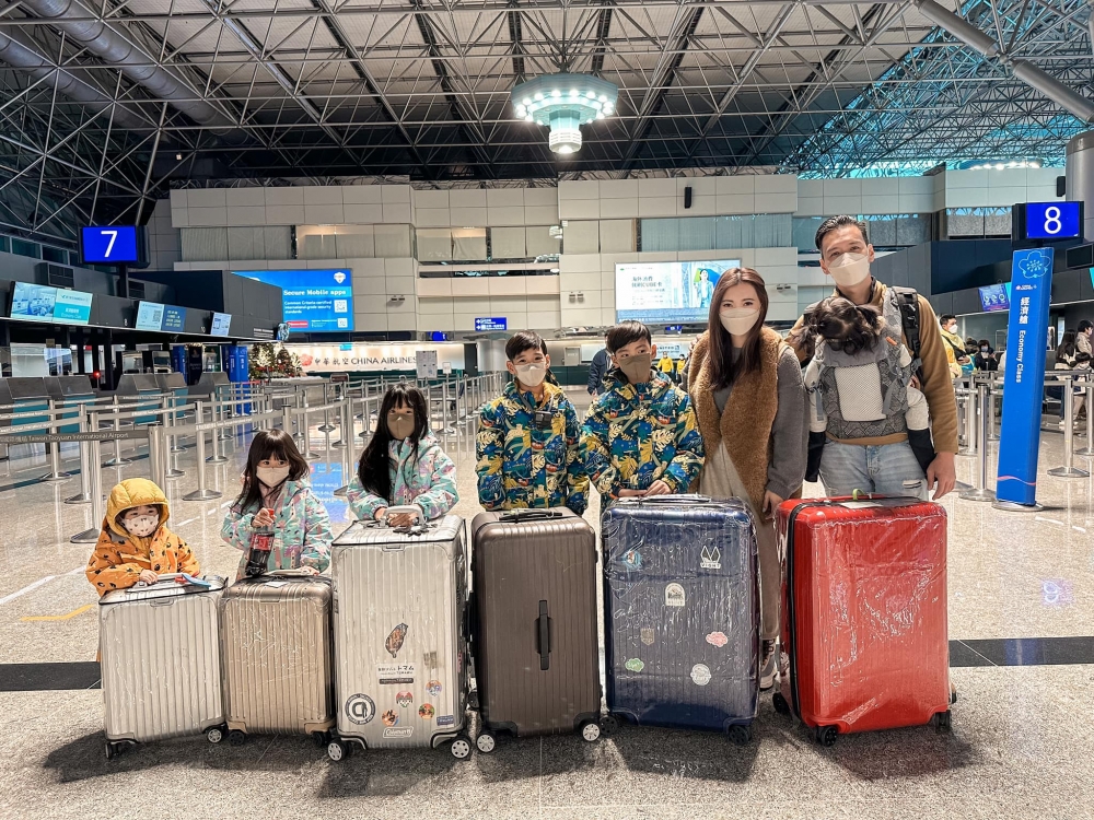 佢哋一家9口（連埋未出世嘅BB）近日就飛咗去日本北海道旅行。