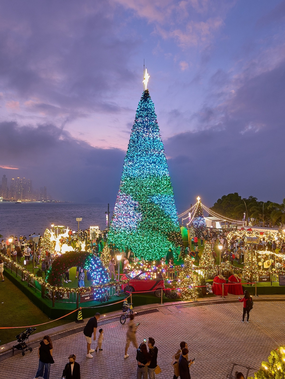 聖誕樹足足有六層樓高！
