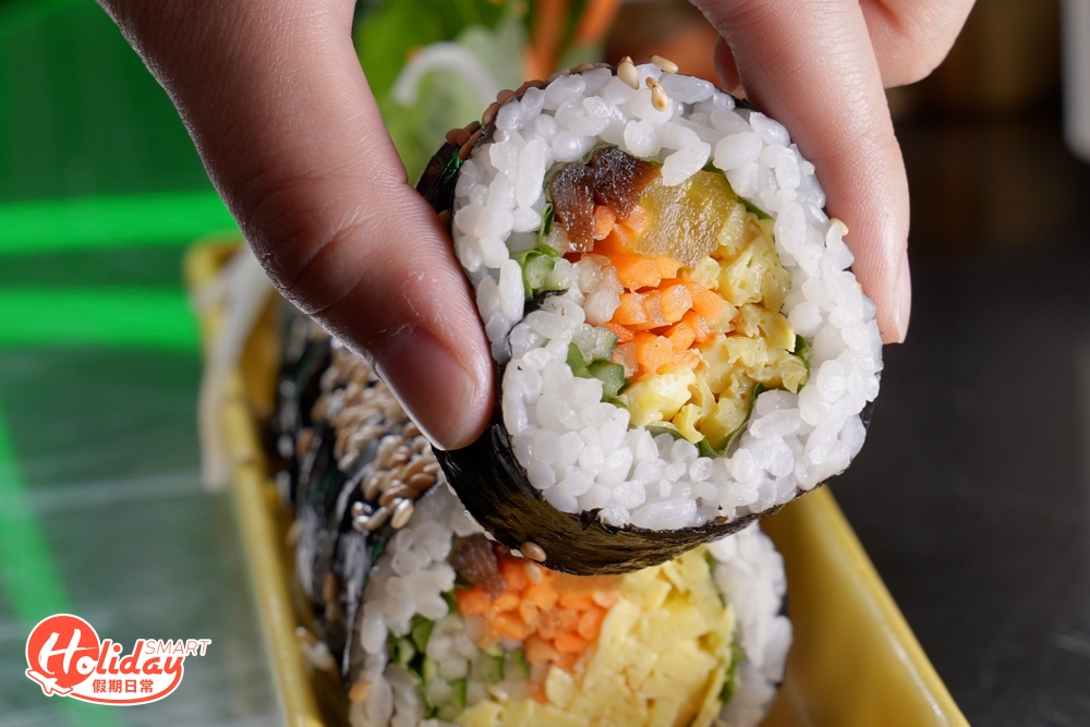 想食清爽一點的話,紫菜包飯卷是不錯的選擇,有雜菜、辣豬肉同牛肉三款口味,另加入紫蘇葉增添香氣,紫菜表面掃上麻油和芝麻,口感同樣豐富!