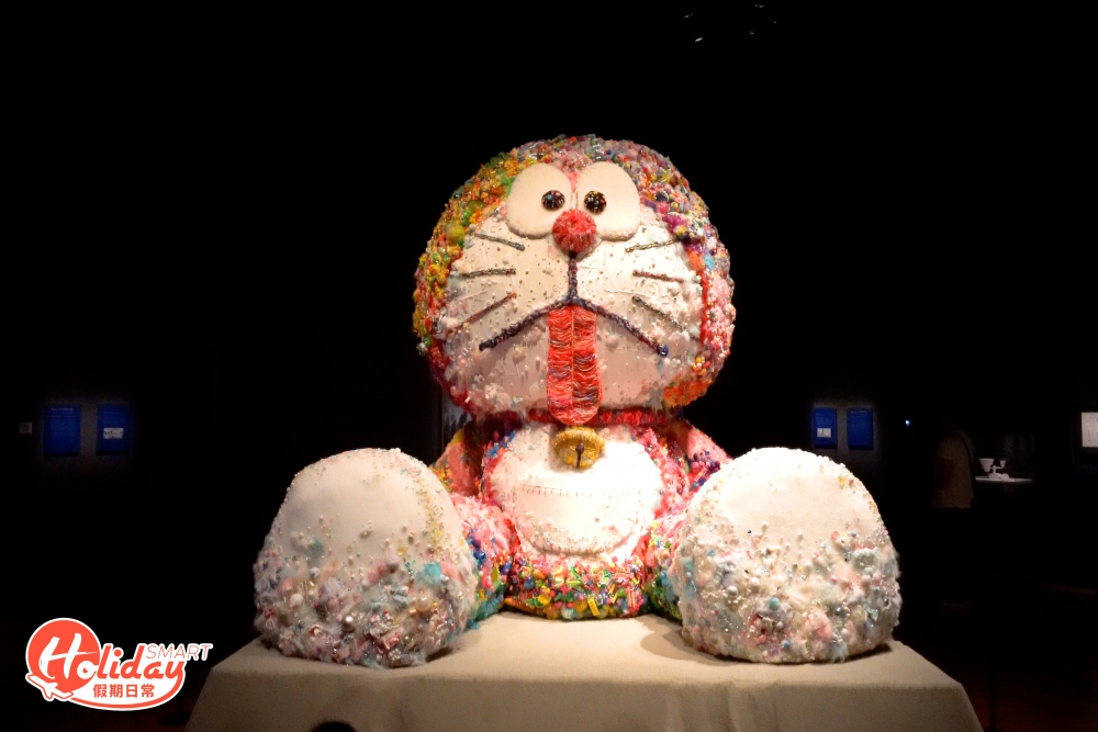 整個展覽中最大的立體作品是巨型粉紅色多啦A夢「Final Weapon」，是Sebastian Masuda的傑作，由各種塑膠玩具、串珠組合而成，長毛粉紅色多啦A夢伸長大舌頭，增添玩味感覺。