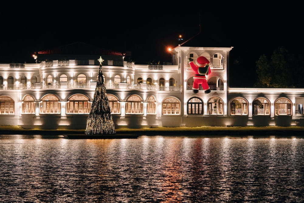 小鎮特設多個打卡位及活動，在門口及外牆位置已經看到8米及10米高的爬牆聖誕老人迎接大家，只要即場購買入場通行證，即可玩齊多個活動。