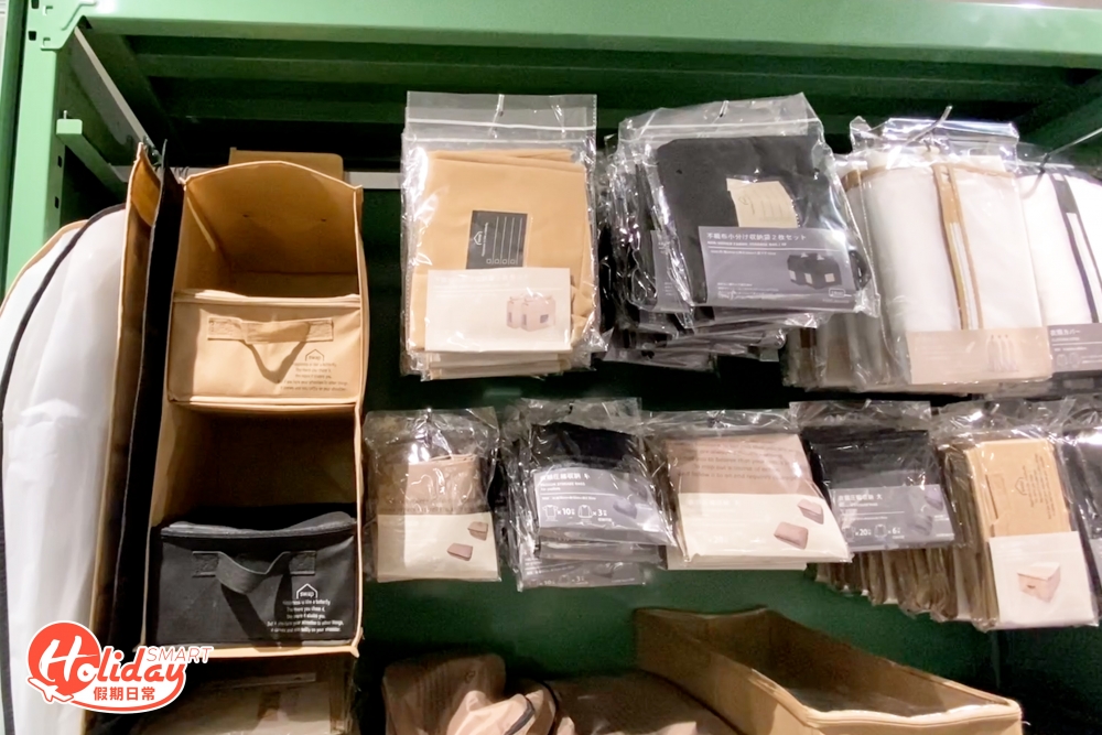 場內也設有不同收納用品，包括衣櫃架及飾物櫃等，讓大家掃貨！