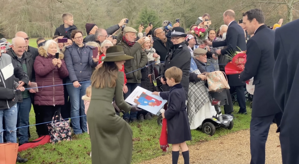 小王子似乎想與小女孩分享柏靈頓熊的畫。