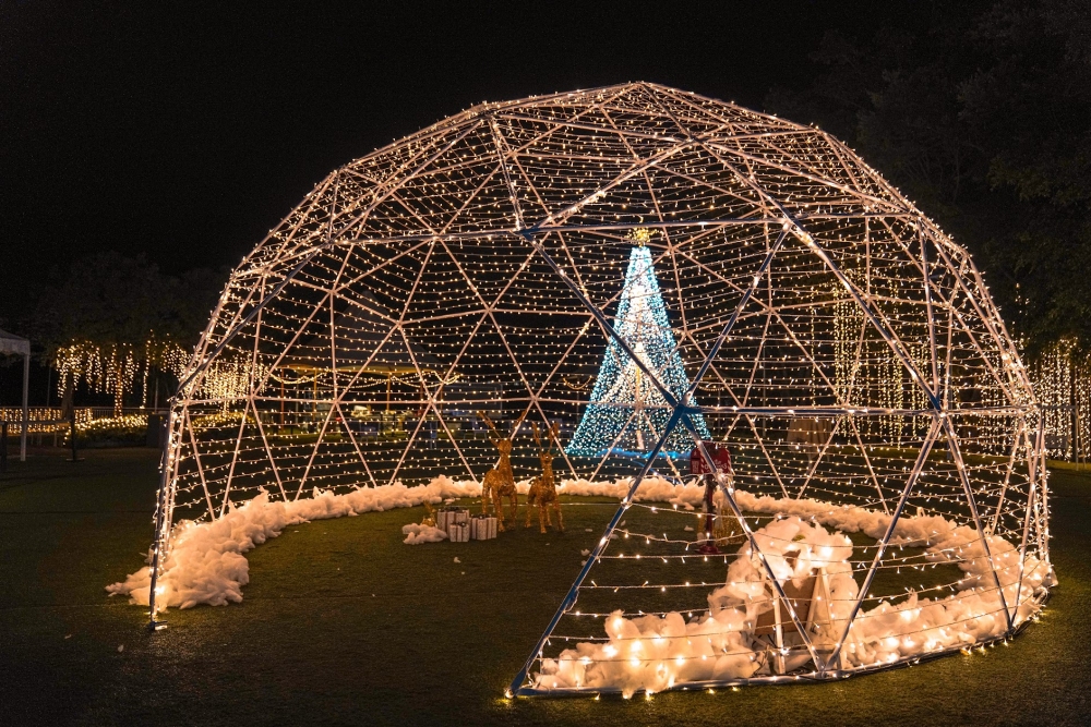 場內有不少打卡位，當中限定飄雪星空玻璃屋最為矚目，燈飾圍著整間冰屋，更會不定時飄起雪花，非常浪漫，另一邊還設有金光隧道及流星燈海等佈置，在飄雪的襯托下更顯夢幻。