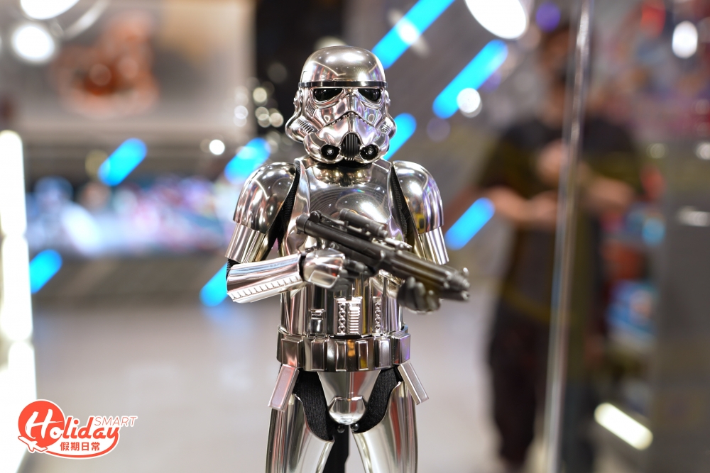Hot Toys一改《星球大戰》Stormtrooper經典黑白色調，特別以電鍍銀色來塑造人偶，並具有逾30個可動關節的素體，可靈活作大幅度的動作。