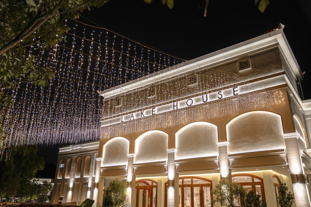 臨近聖誕，大埔Lake House搖身一變成為歐陸飄雪冬日場地，15,000平方尺的聖誕雪國掛滿燈飾變成燈海長廊，每日大約5點半會亮燈，點亮整個夜空，洋溢著濃厚聖誕氣氛！