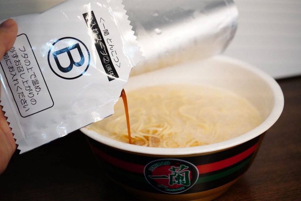 杯麵內只有一個麵餅,就連一粒肉碎一粒蔥花都沒有