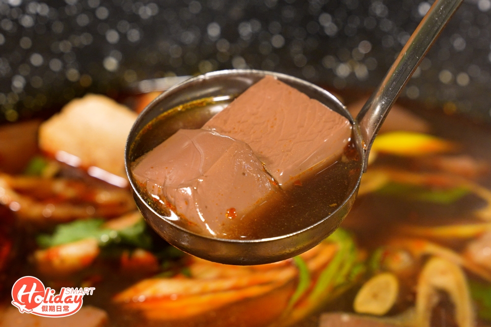 另一賣點便是無限任食豆腐及鴨血，兩款配料吸盡湯底精華，讓人愈食愈上癮，不斷追加！