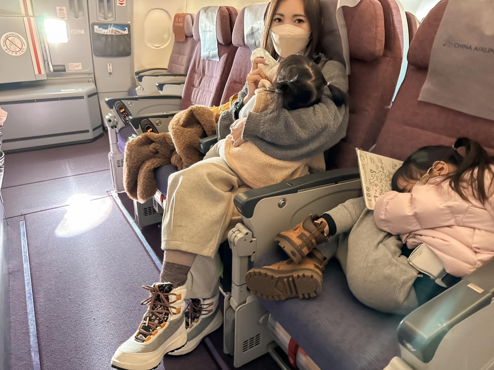 佢笑言同咁多仔女坐3個鐘頭飛機都遇到唔少問題