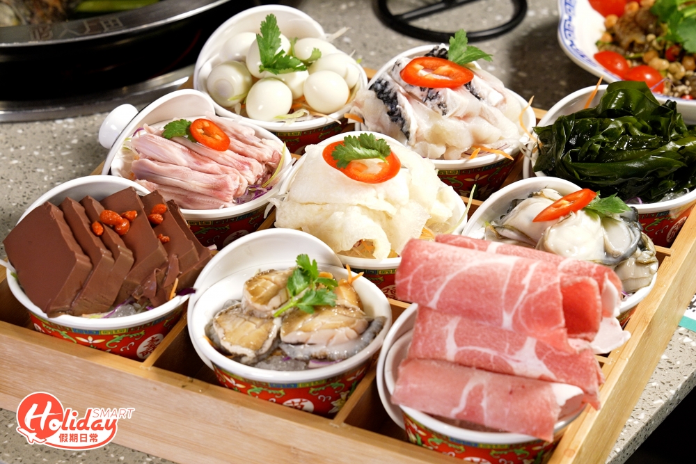 九宮格拼盆有齊鮑魚、蠔、鴨血、鱸魚等9款配料，份量多夠飽肚！