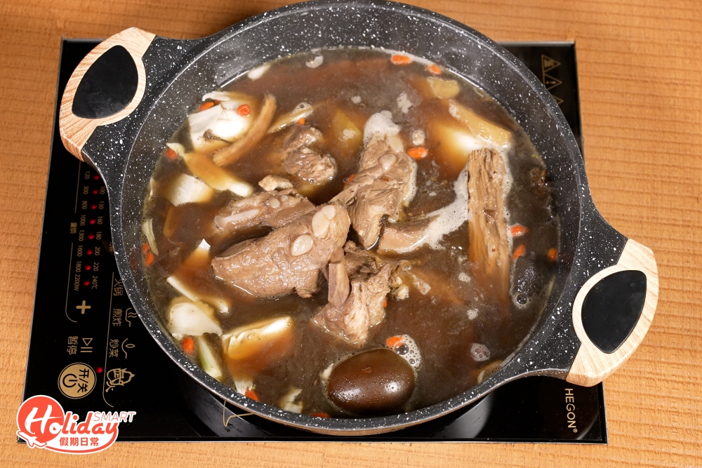 放題供應8款地道特色湯底，包括濃醇香麻辣鍋、番茄紅燒牛肉鍋和秘製沙茶海鮮鍋等，雖然是火鍋放題，但絕對無將貨就價，湯底足料程度絕對可媲美其他單點火鍋店，全部都是足料原湯熬製，店舖建議先飲啖湯再打邊爐，先品嚐湯頭的原汁原味，款款湯底特別之餘又夠足料，用料絕不馬虎，營養價值高夠滋補。