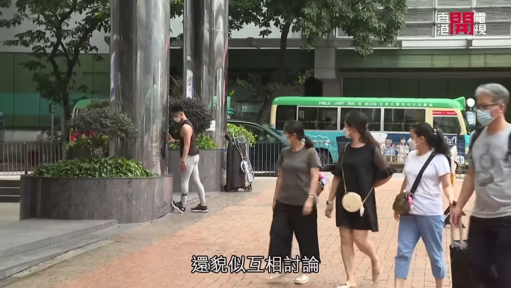 三位女士一路觀望。