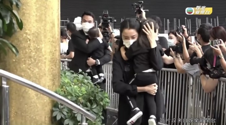 到2020年賭王逝世，何猷啟同齊嬌亦有帶埋兩個女出席賭王喪禮