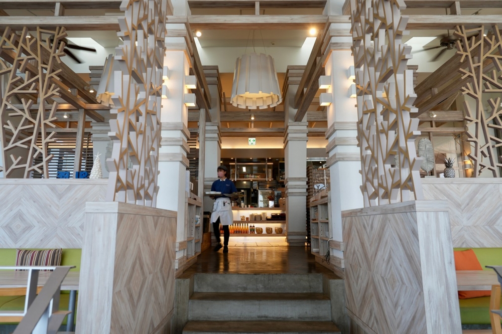 劃分成室內及戶外位置，海景餐廳環境開揚闊落。