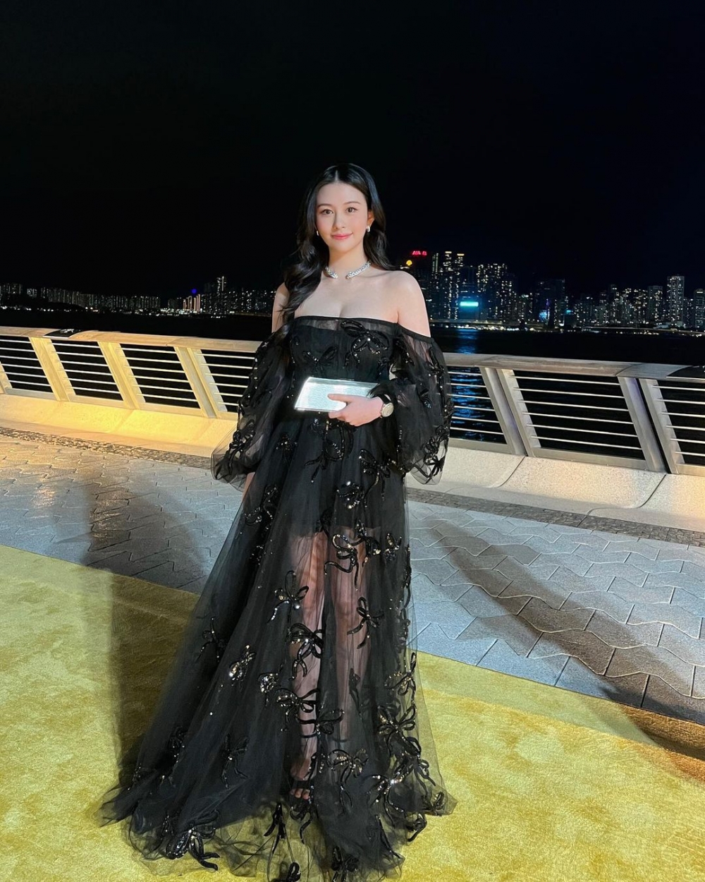 沈月以抹胸禮服裙現身