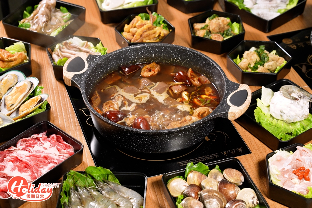 想一次過食勻多款肉類，可以叫最豪華的套餐D，澳洲M5和牛、澳洲M9和牛丸、安格斯牛小排、極級松阪豬、紐西蘭羊肉卷等9款肉類無限供應，連海鮮都有不少選擇，例如沙白、青口、鮮蝦等，全部海鮮每日新鮮直送，還有一系列自家製的火鍋配料，重點是不論是配料、肉類或小食等均可以無限追加。