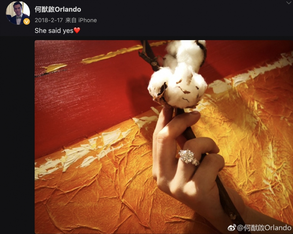 2018年，當年26歲嘅何猷啟公開女友鑽戒照，宣佈求婚成功
