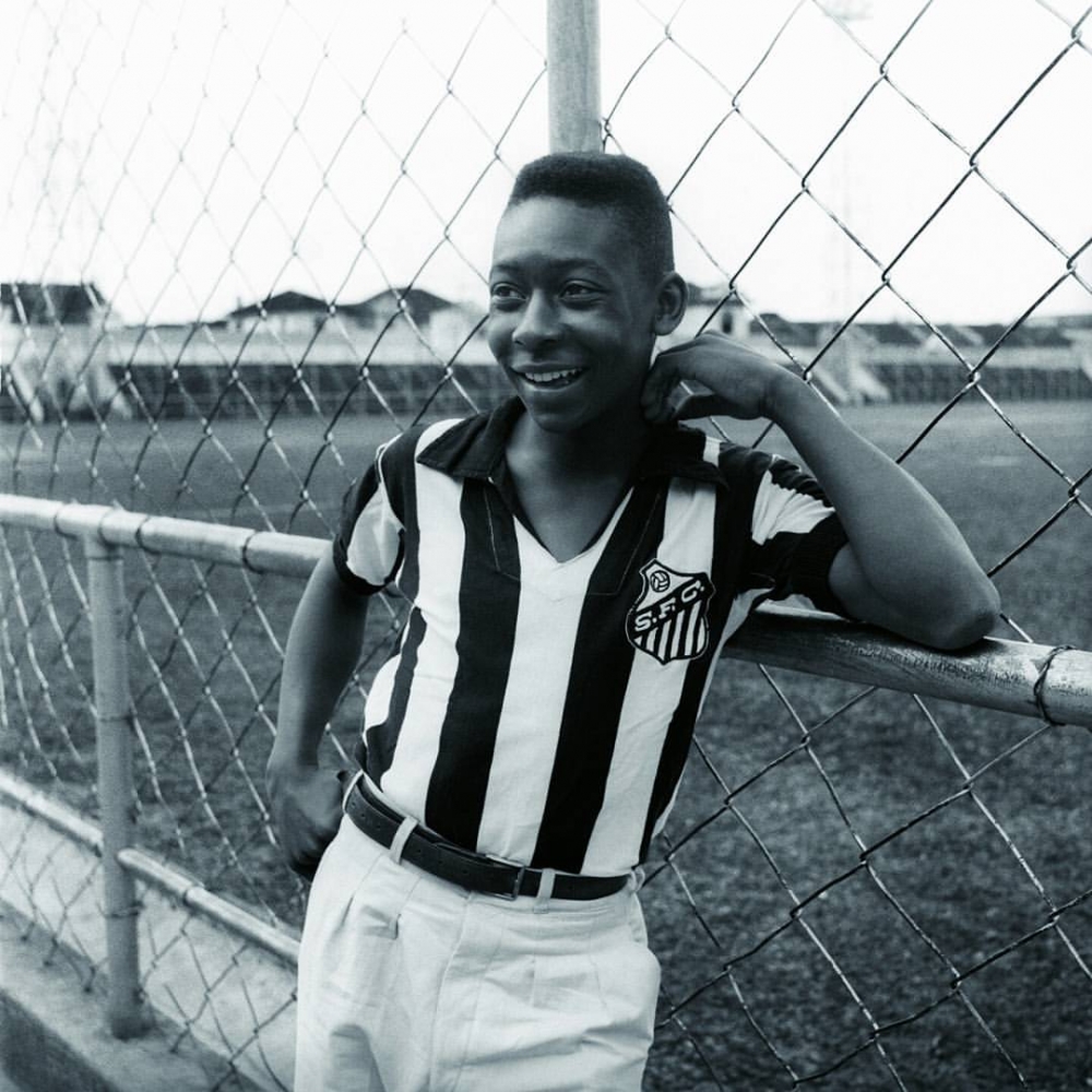 出生於貧窮家庭的比利，靠著足球天賦和努力，於16歲成為巴西國家隊正選球員。