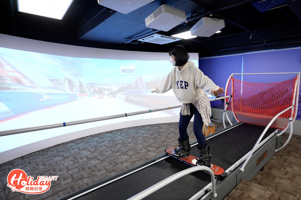 或許大家都會苦惱，究竟應該學習雙板還是單板滑雪，前者平衡方式較易上手，加上於雪地上更可使用滑雪杖支撐體重，但易學難精；後者則較難上手！