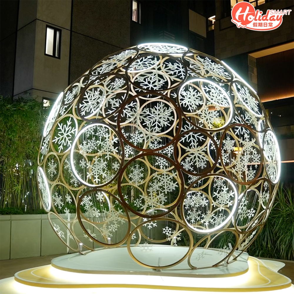 巨型雪球外圍由多個平面雪球組合而成。