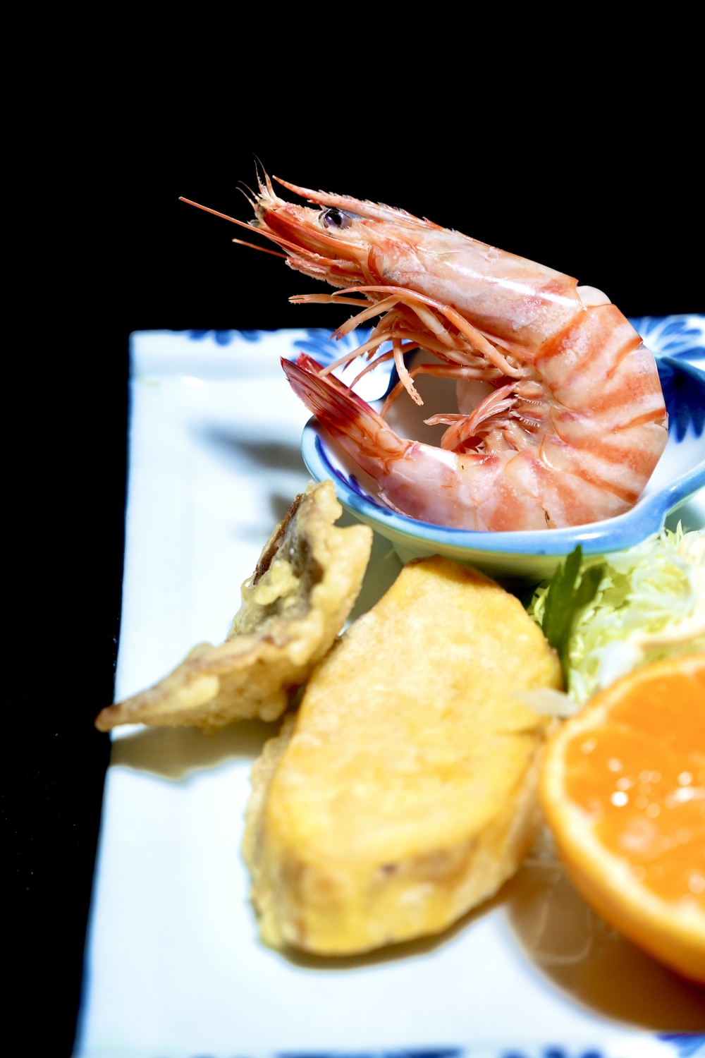 民宿老闆係漁民，晚餐都係佢出海捕捉嘅新鮮漁獲，海鮮大餐用料豐富。