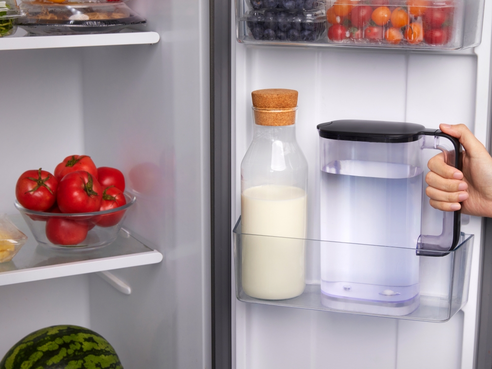 配埋兩個1.8公升可拆式純淨水壺，可以直接放入雪櫃。