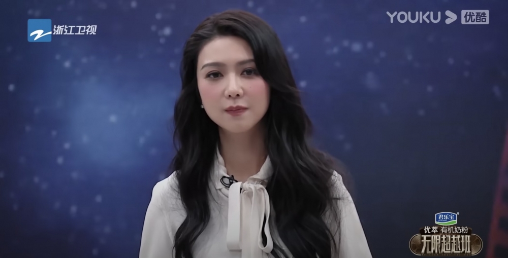 Fiona表情嚴肅