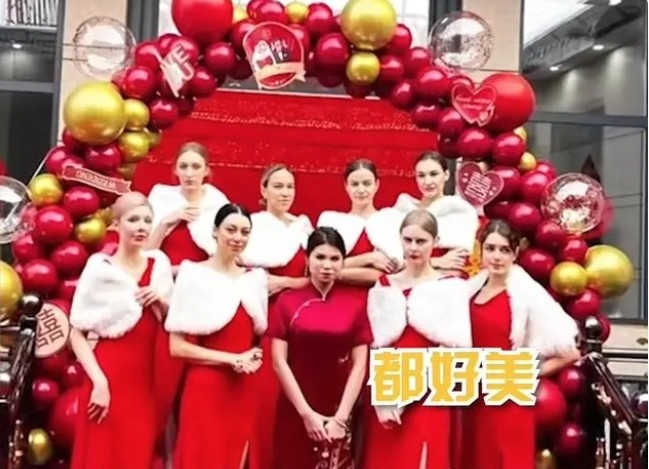 新娘亦有同一眾伴娘影大合照