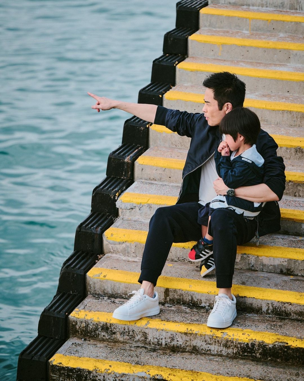 鄭嘉穎近年減產不少,花時間陪伴屋企人,樂做「湊仔公」。