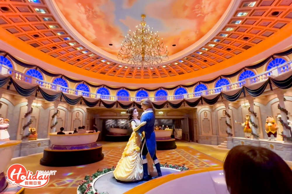 坐上茶杯機動遊戲，除了不同的動態裝置之外，進入宴會廳更會見到主角—美女與野獸，在1:1宴會廳中起舞，也有時鐘先生及蠟燭先生在旁歡呼，絕對是打卡之選！
