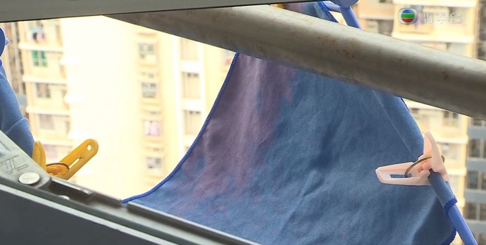 馮小姐曾經做實驗，將一條藍色毛巾放喺窗外，結果一夜間毛巾就甩色