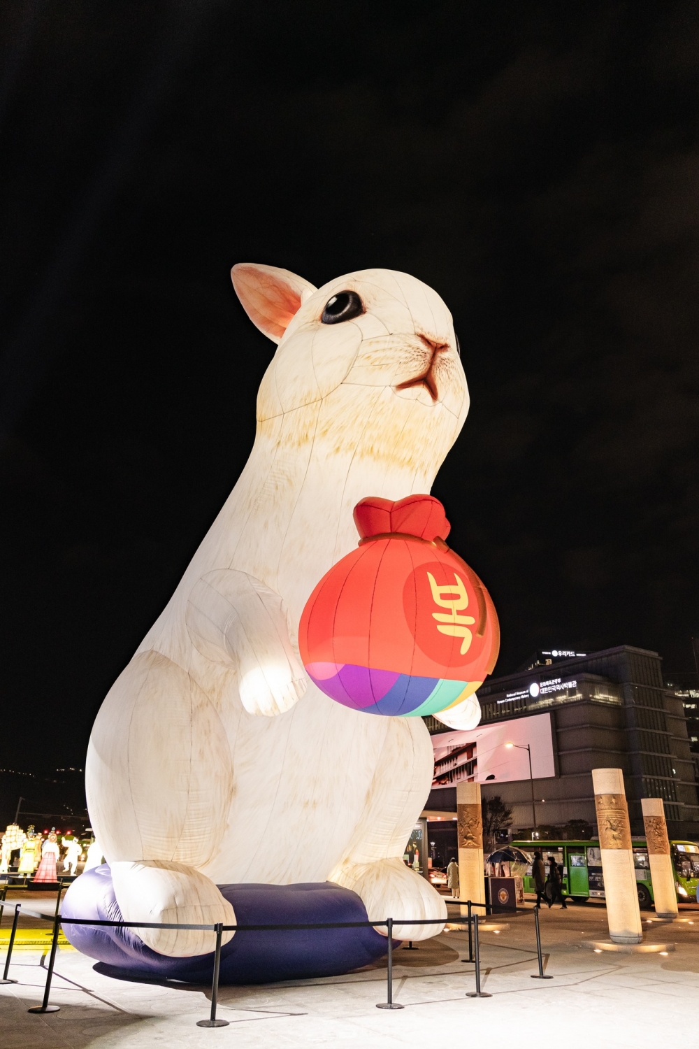 「同行之光」必打卡12米高福兔花燈!