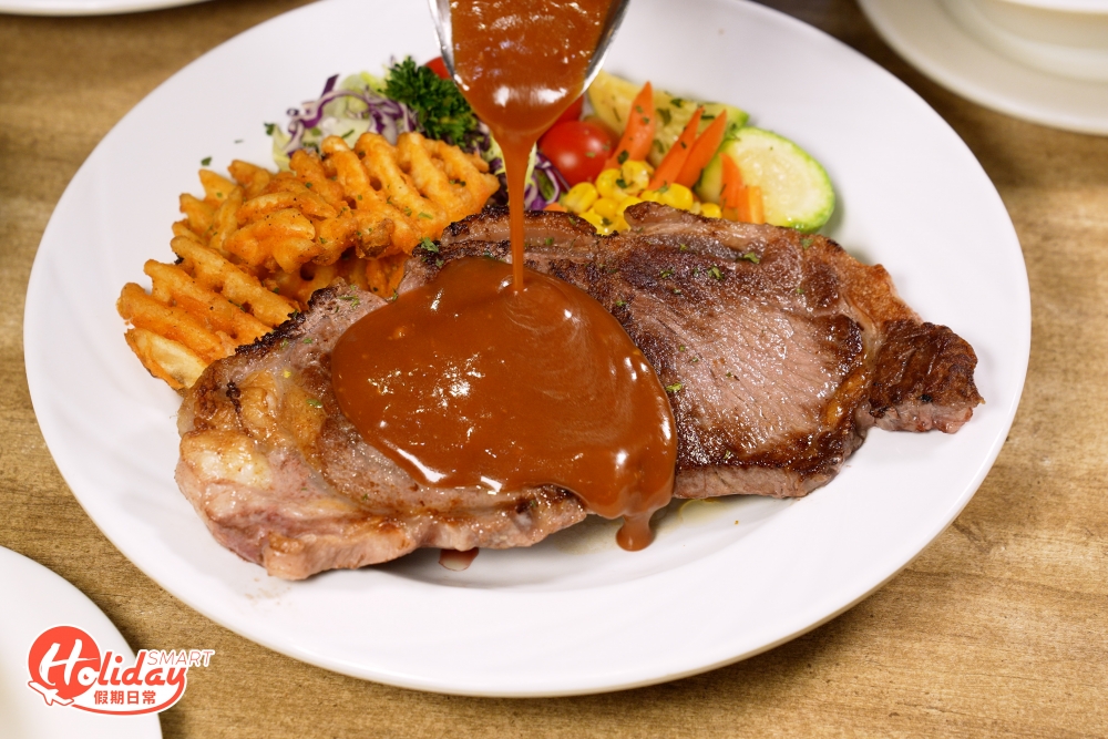 金鳳的創辦人為林先生，人稱「阿叔牛扒大王」年輕時在飯店打工，亦曾於五星級酒店工作，因勤力工作而獲賞識，得到去外國深造的機會，回港後創立「金鳳大餐廳」，將在高級西餐學到烹調技巧，跟香港人的口味融合變成港式「豉油西餐」。