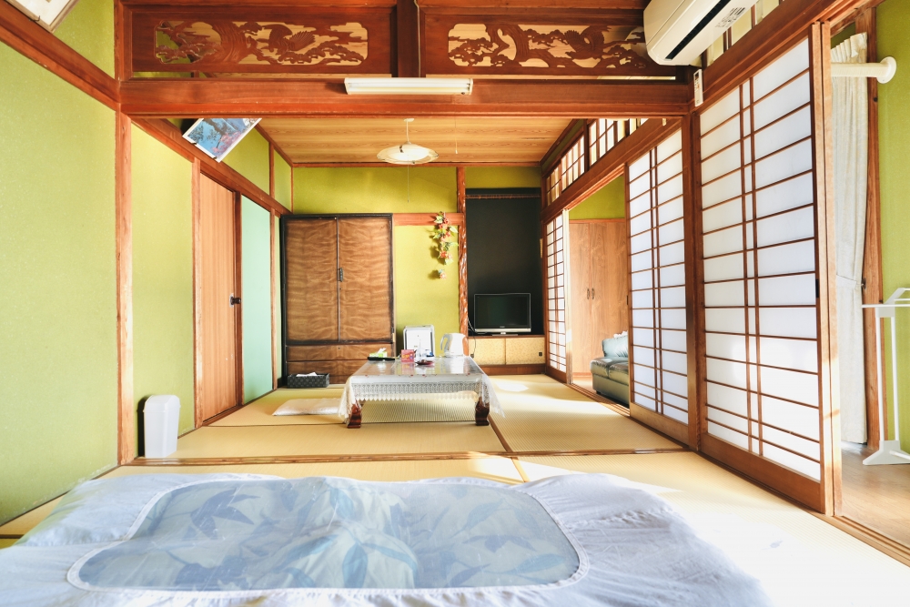 客房都喺民宿二樓，裝潢樸實，雖然房間無浴室，但可以到樓下嘅貸切溫泉泡湯，整個體驗就好似去咗日本人屋企作客一樣。