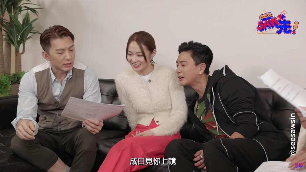 當蔡潔講嘢時Bosco就無挨向後，甚至為睇袁偉豪手上嘅紙而傾向前