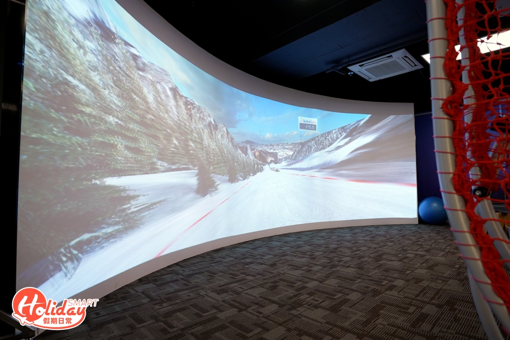 這是香港首間以 VR 科技融合滑雪機的室內滑雪訓練場地，場地更採用了美國奧林匹克滑雪隊認可的Sky Tech VR虛擬技術，可見設備齊全之餘亦相當專業！
