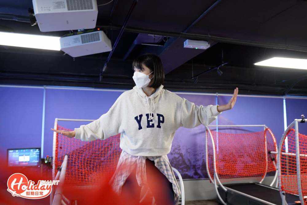 今次記者一次過試均雙板及單板滑雪，的確前者較易學識，不過後者上手後刺激感更大，流暢滑行時更有離心感！