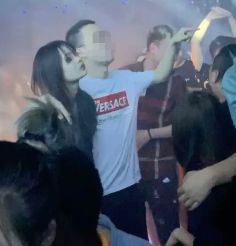 王登登指老公以「XX集團公子」名號去酒吧,每晚都飲到兩、三點先返