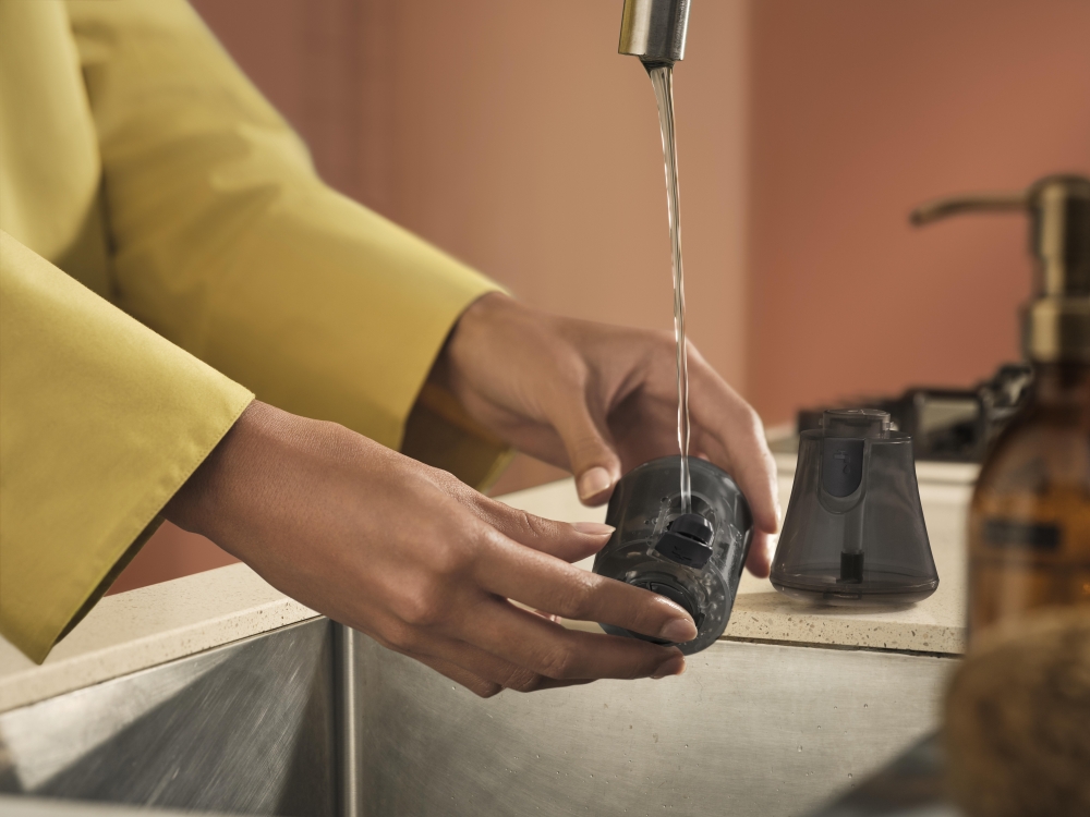 100毫升／200毫升可更換水箱，自由控制使用需要！