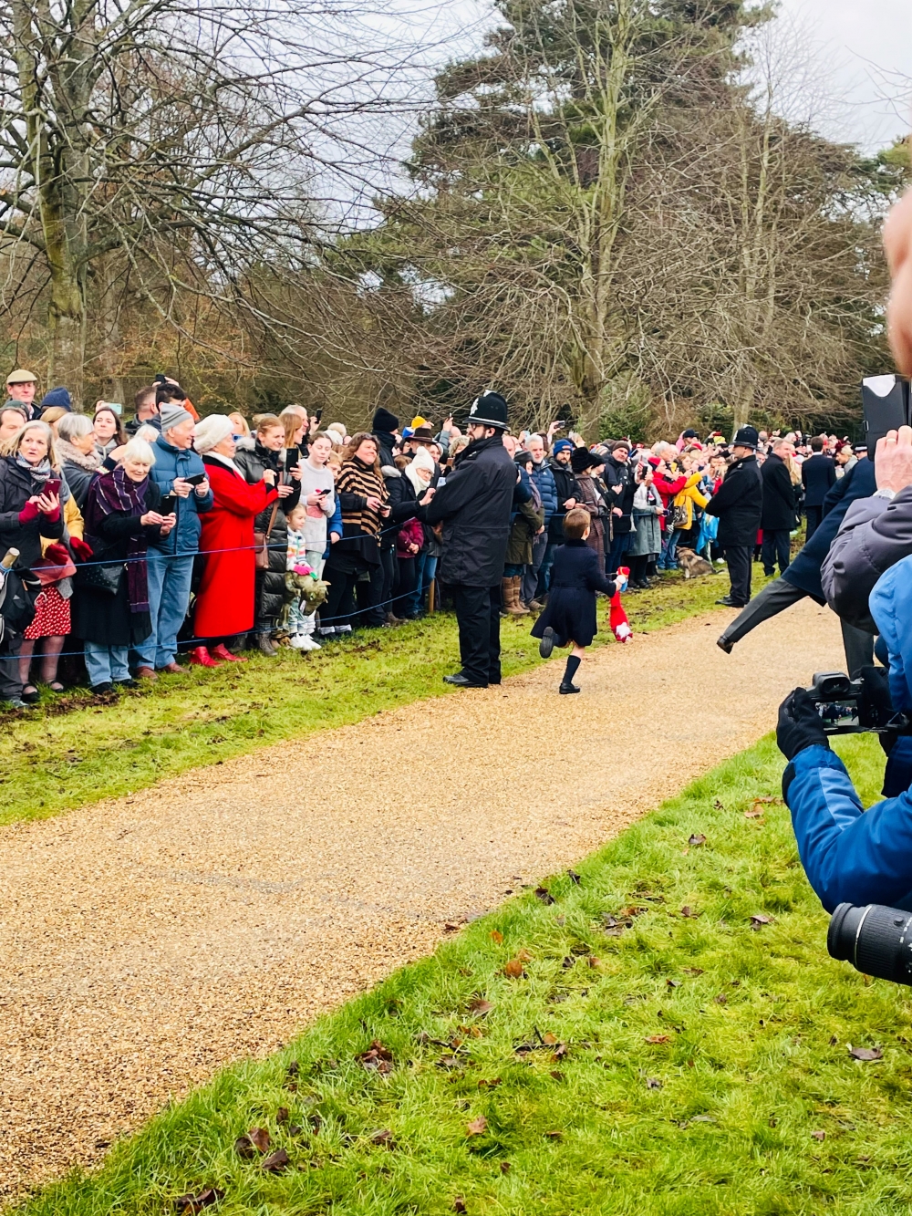 路易小王子從遠處狂奔送花給姊姊夏洛特公主。