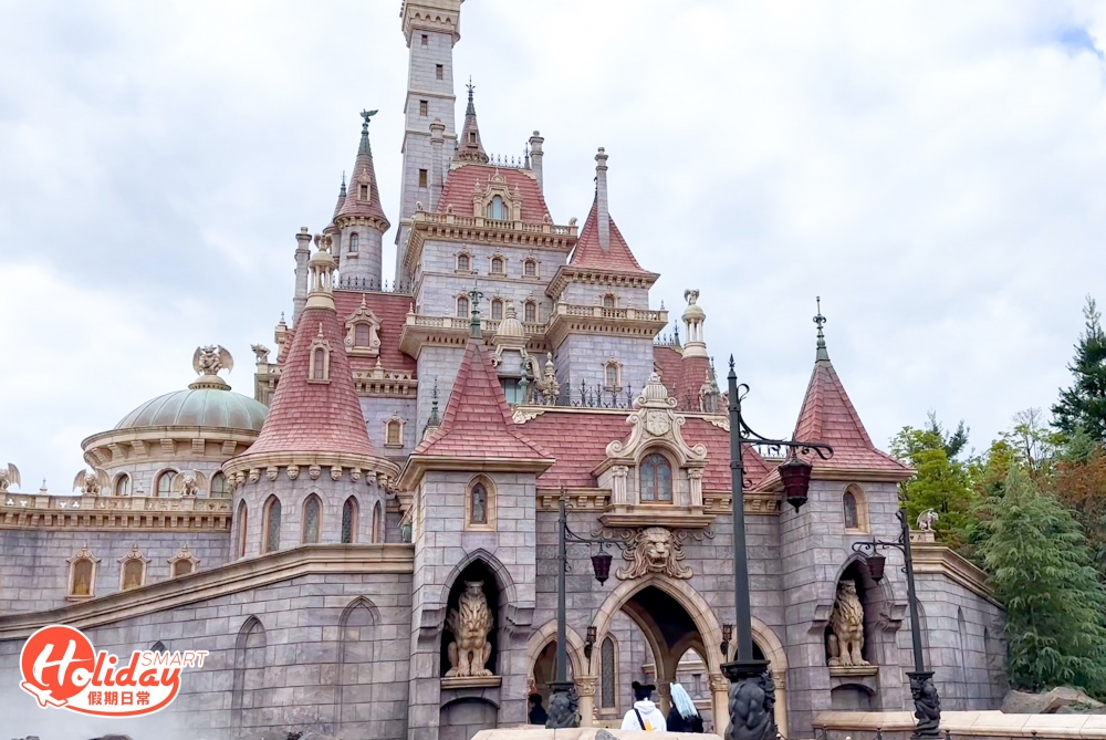 近年來日本東京迪士尼樂園新增了3大園區，今次記者帶大家飛轉新園區，參觀一下以《美女與野獸》為主題的「新幻想世界（New Fantasyland)」及以大英雄聯盟(Baymax)為主題的全新機動遊戲登陸「明日世界（Tomorrow Land)」。