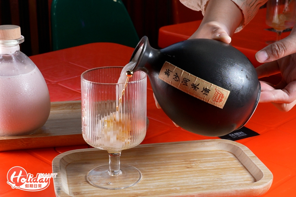 飲品方面,必點近期韓國流行的原粒蜂巢蜜米酒,米酒經發酵後產生的氣泡感,加上蜂蜜更香甜易入口。