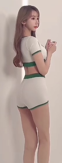 Cammi化咗妝，所以五官十分精緻。