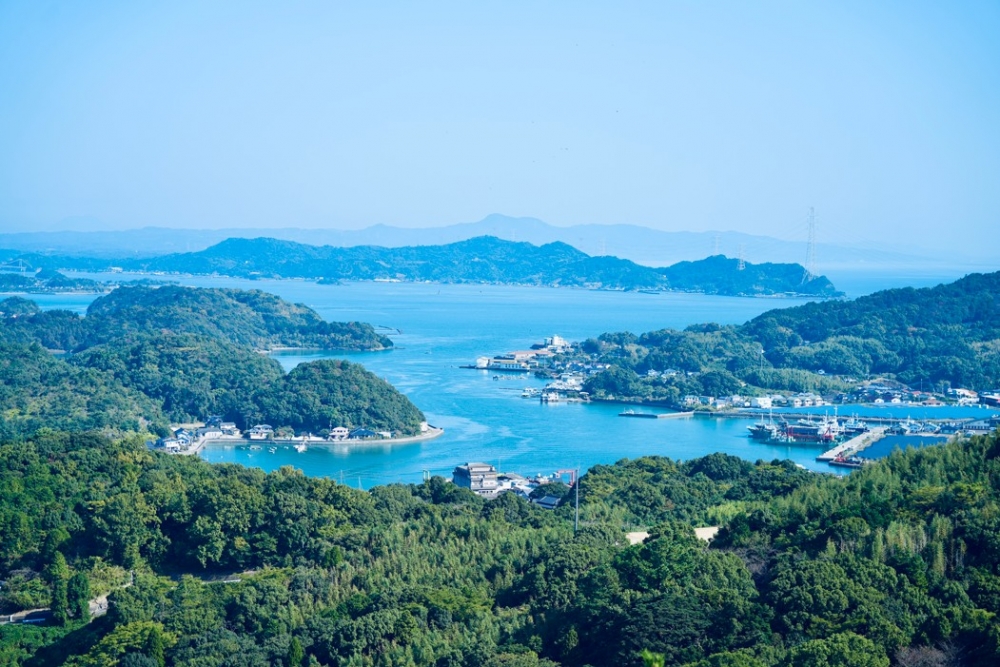 標高162米嘅千巌山展望所，可以俯瞰天草諸島嘅優美景色。