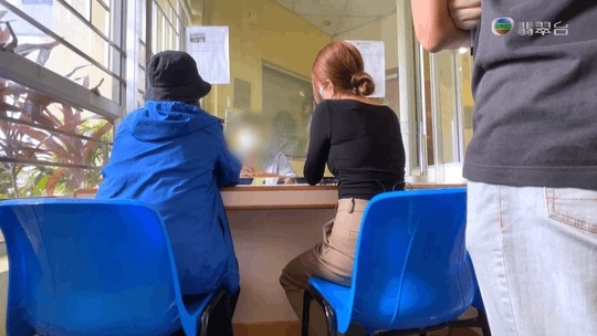 馮小姐決定向屋邨辦事處備案，職員指會喺相關單位設置遮擋物