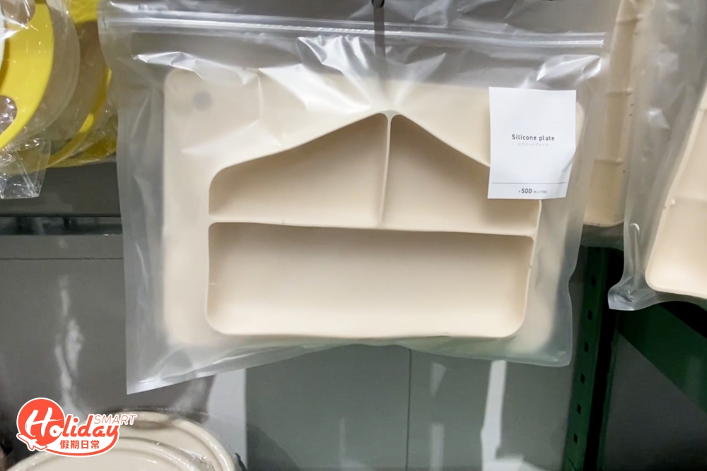 新旗艦店也增設了不少嬰兒用品，如易清洗的矽膠碗碟及圍兜