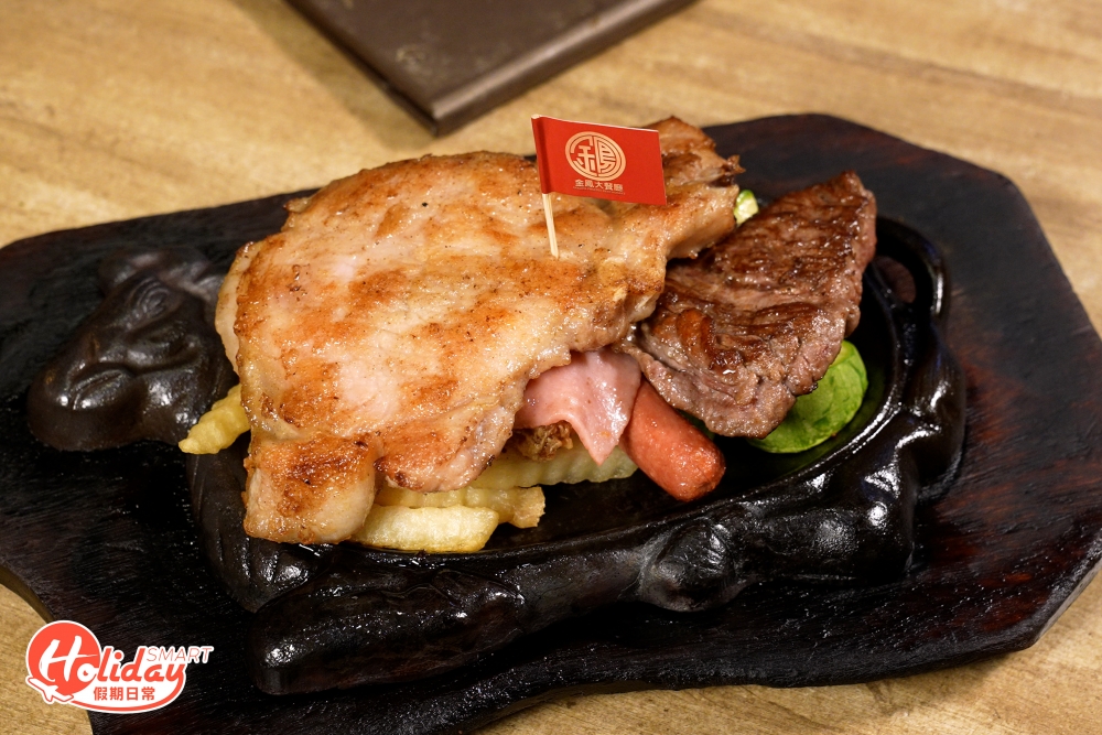 說到不少人的兒時最愛非美式雜扒餐莫屬，一百多元即可一次過歎齊豬扒、牛扒、雞翼、香腸和火腿，疊至幾吋高，份量十足，再以「神燈」造型的醬汁壺倒下醬汁，絕對稱得上是「大件夾抵食」。