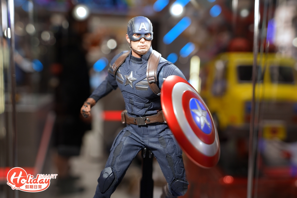 《復仇者聯盟4:終局之戰》美國隊長穿上潛行服，整件以深藍色為主調的美國隊長戰衣，運用剪裁車線而成的立體感和修身效果。