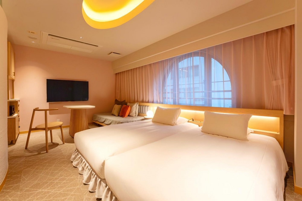 酒店一改前身懷舊風格,化身為柔和的粉色系。