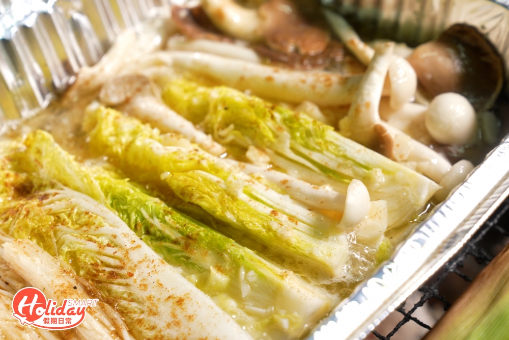 店家提供錫紙兜讓大家燒煮10款蔬菜，如娃娃菜和菇類，也可自行加入蒜蓉調味。